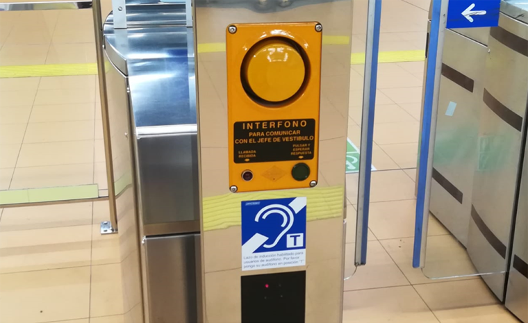 Se&ntilde;al de bucle de inducci&oacute;n junto a un interfono en una de las estaciones del Metro de Madrid