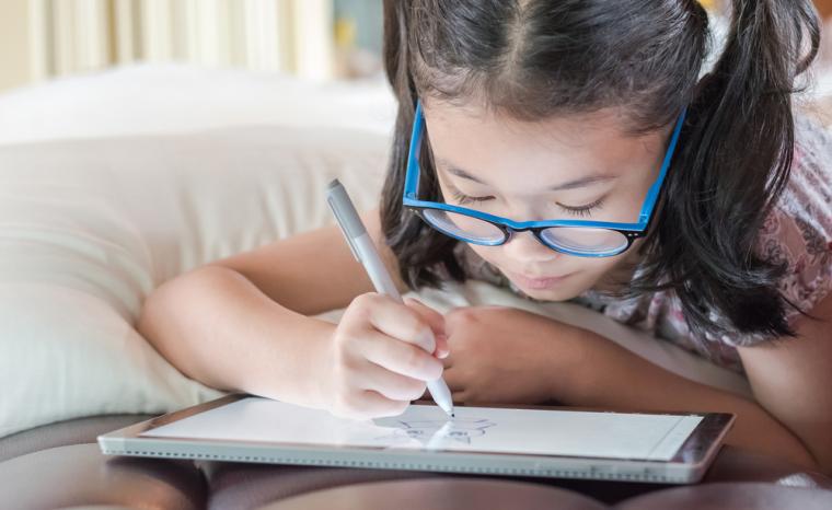 Una ni&ntilde;a utiliza una tableta de Microsoft