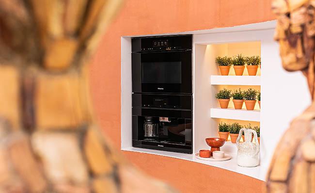 Imagen de un horno y m&aacute;quina de caf&eacute; de Miele
