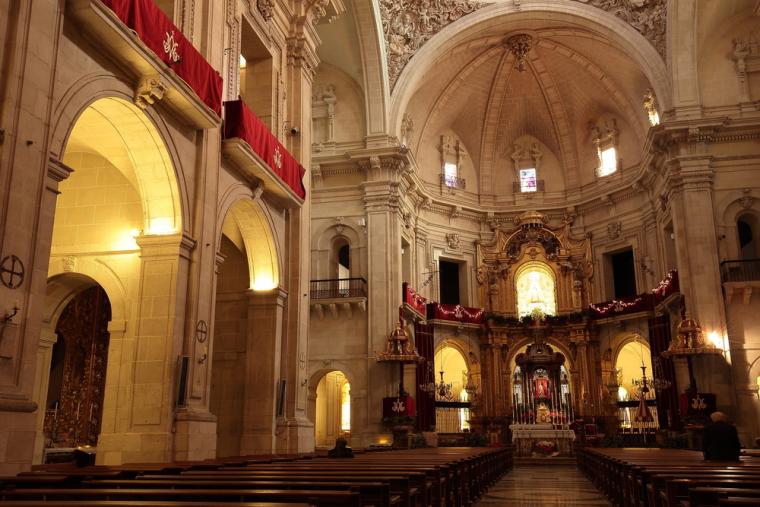 Imagen del interior de la Bas&iacute;lica de Santa Mar&iacute;a en Elche donde se representa el Misterio de Elche