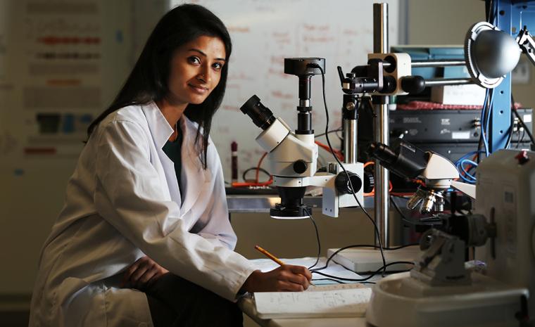 Fotograf&iacute;a de la responsable de la investigaci&oacute;n, Shriya Srinivasan, en su laboratorio