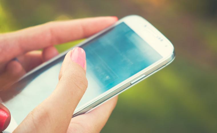 Una persona utiliza un smartphone Android