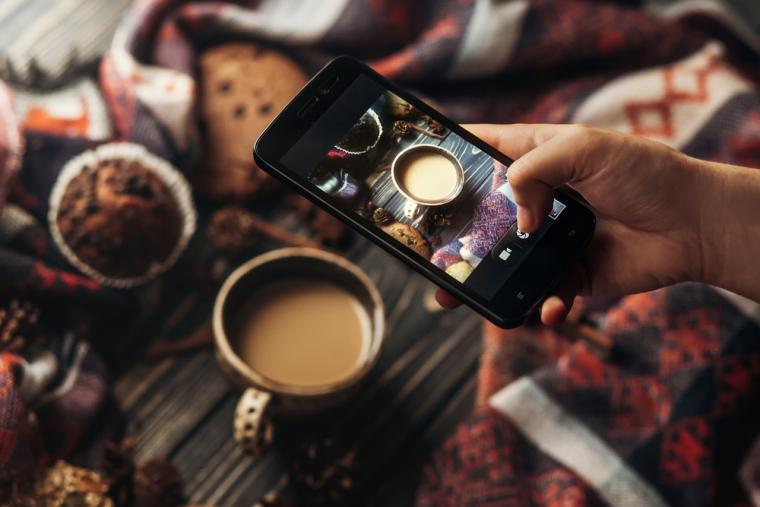 Una persona capta un objeto con la c&aacute;mara de su smartphone