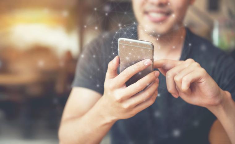 Una persona utiliza un tel&eacute;fono m&oacute;vil