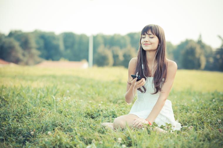 Mujer ciega utiliza un smartphone al aire libre