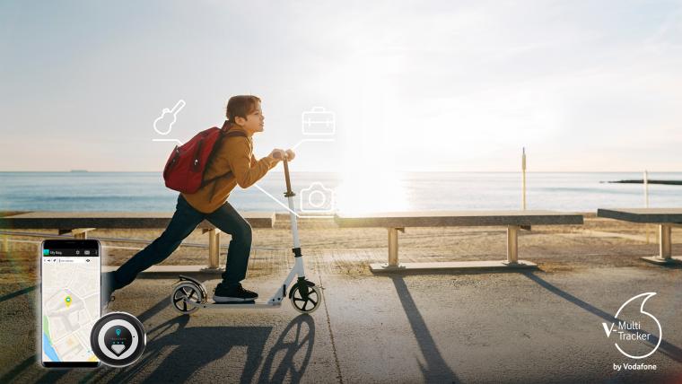 Imagen comercial del V-Multi Tracker mostrando un ni&ntilde;o montando en patinete