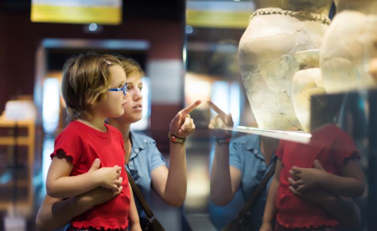 Una madre y su hija visitan un museo hist&oacute;rico