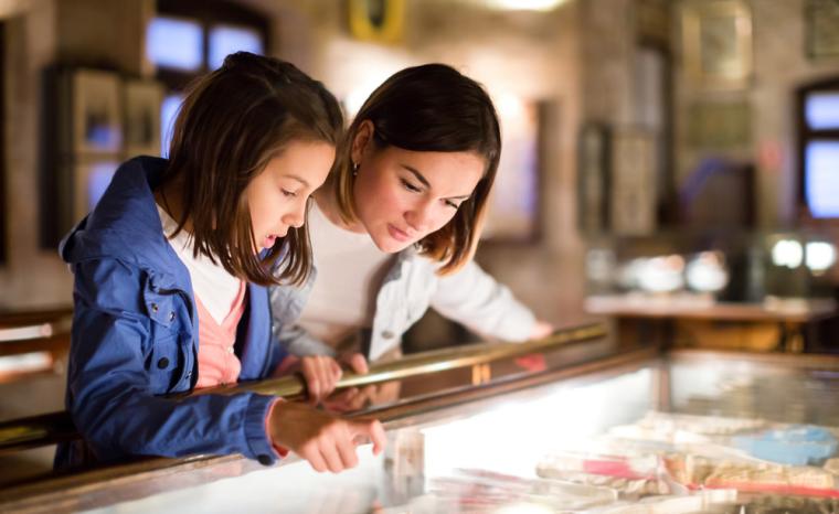 Una madre y su hija en una visita a una exposici&oacute;n