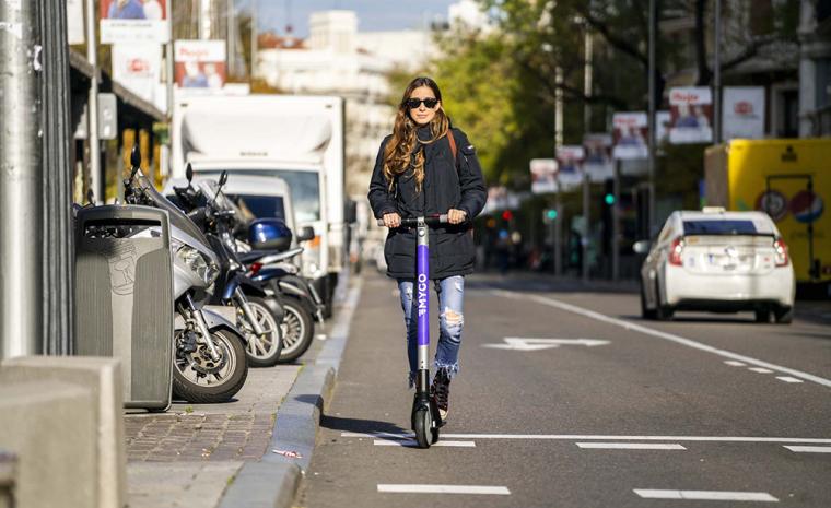 Una mujer utiliza un patinete el&eacute;ctrico de Mygo en Madrid