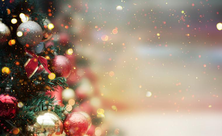 Fotograf&iacute;a de un &aacute;rbol y adornos de Navidad