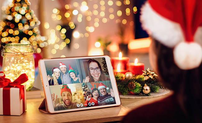 Fotograf&iacute;a de una persona con gorro de Navidad haciendo una videollamada