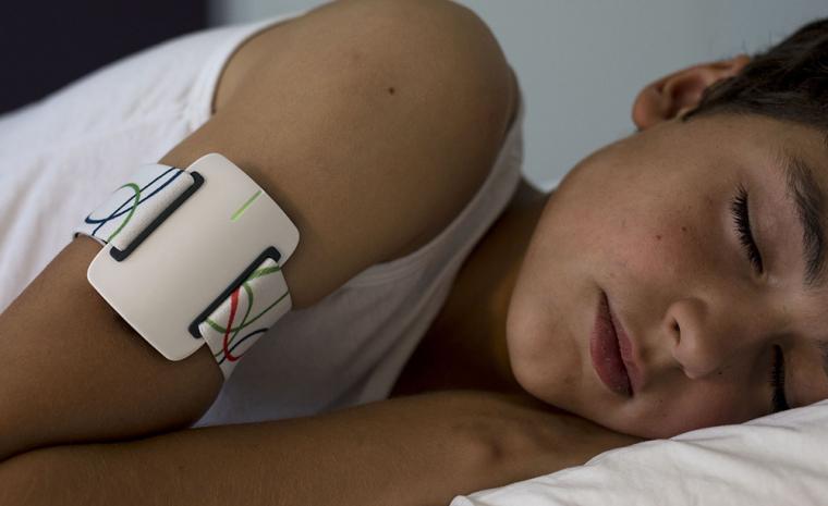 Un ni&ntilde;o duerme utilizando un brazalete Nightwatch