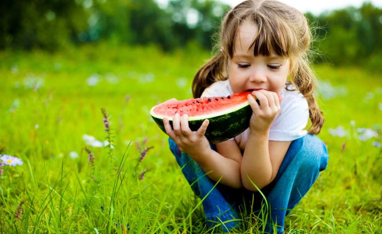 Una ni&ntilde;a come sand&iacute;a sobre la hierba