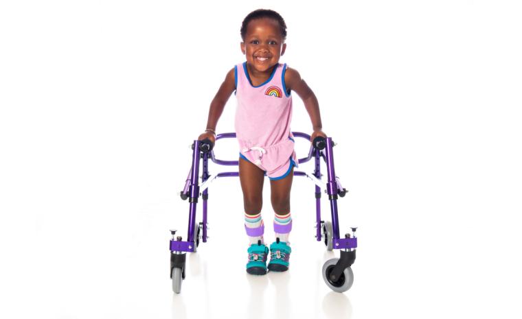 Una ni&ntilde;a con par&aacute;lisis cerebral utiliza un andador