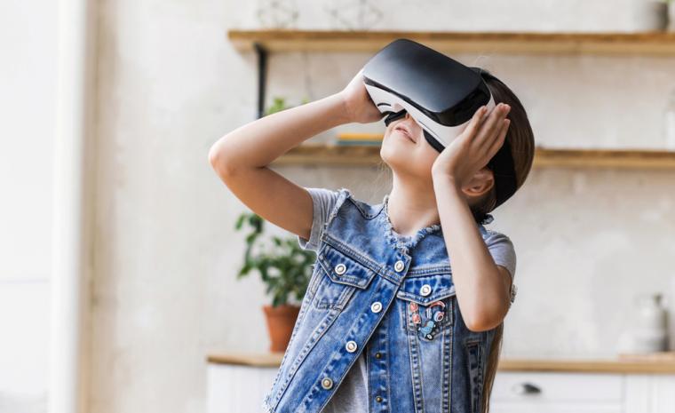 Una ni&ntilde;a utiliza unas gafas de realidad virtual