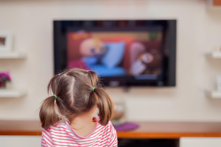 Una ni&ntilde;a ve la televisi&oacute;n