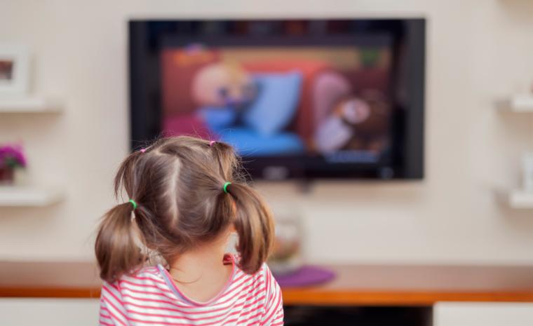 Una ni&ntilde;a ve la televisi&oacute;n