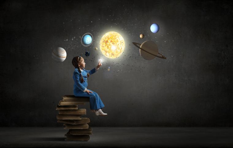 Fotomontaje de una ni&ntilde;a aprendiendo el Sistema Solar con realidad virtual