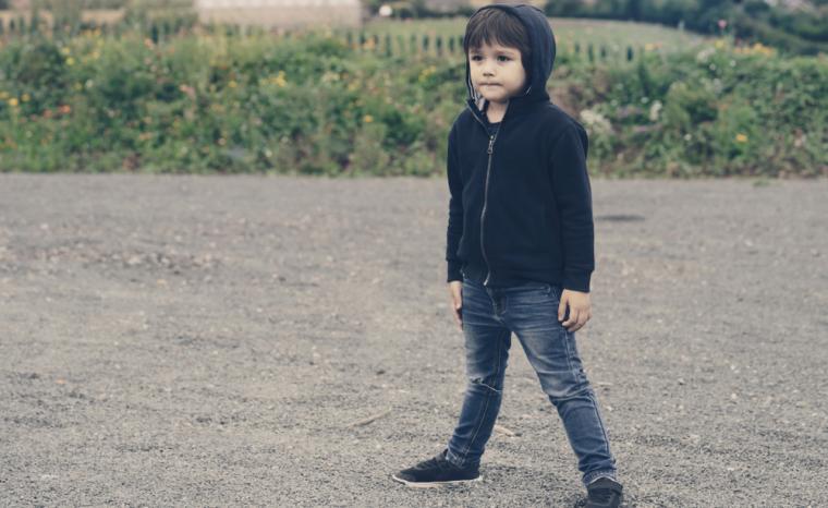 Un ni&ntilde;o con una sudadera en el campo