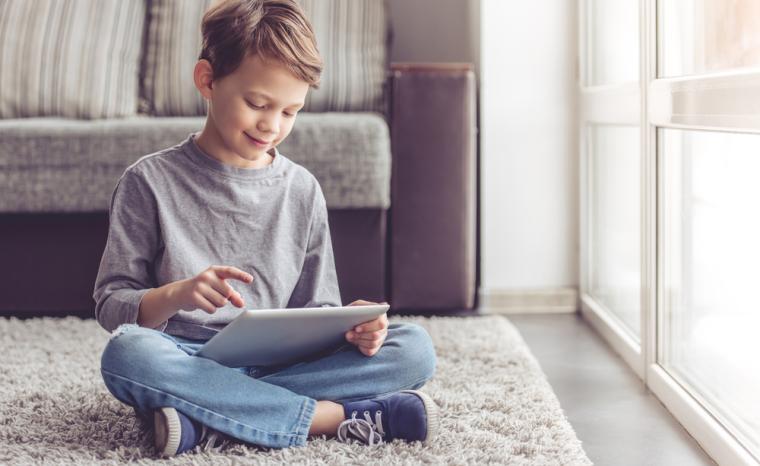 Un ni&ntilde;o juega con una tableta