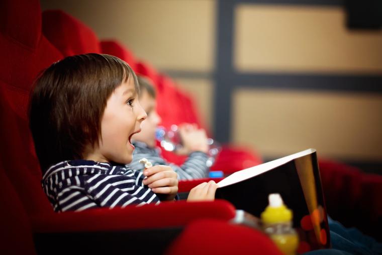 Dos ni&ntilde;os disfrutando en el cine