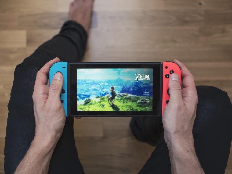 Una persona juega con una Nintendo Switch