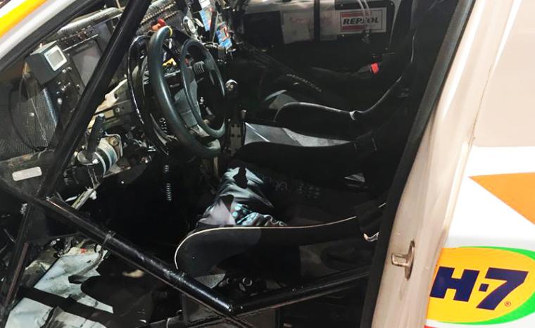 Fotograf&iacute;a del coj&iacute;n Nubolo dentro del coche de Isidre Esteve para el Dakar