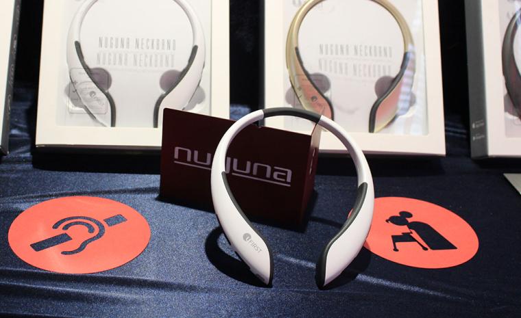 Varios collares Nuguna expuestos en el Mobile World Congress de Barcelona