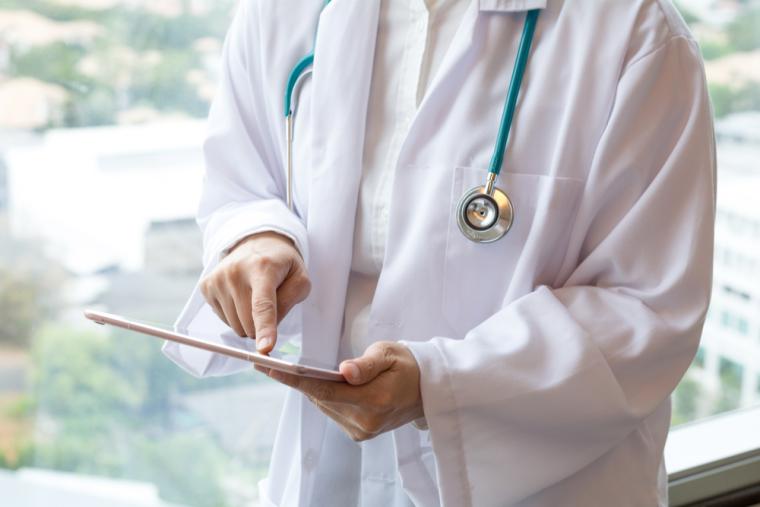 Un doctor utiliza una tableta