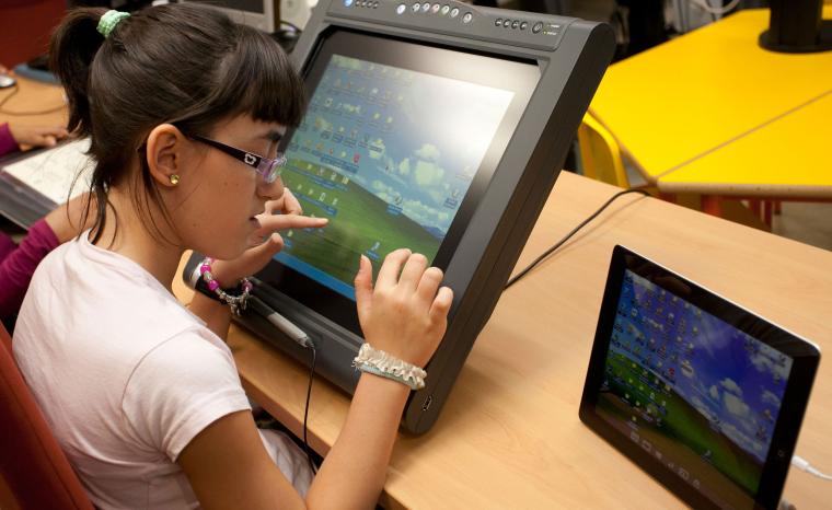 Una alumna ciega utiliza una tableta digital adaptada