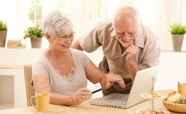 Una pareja de personas mayores compra por Internet