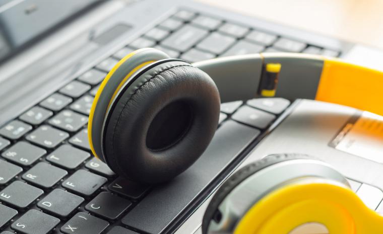 Fotograf&iacute;a de un ordenador con Windows y unos auriculares encima