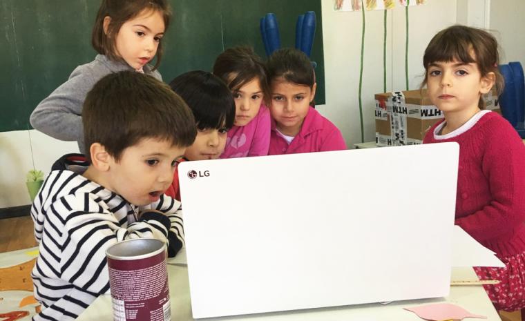 Varios ni&ntilde;os en el taller digital organizado por P&agrave;del amb Tu y LG
