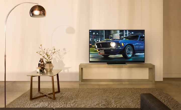 Fotograf&iacute;a comercial de un televisor Panasonic en un sal&oacute;n