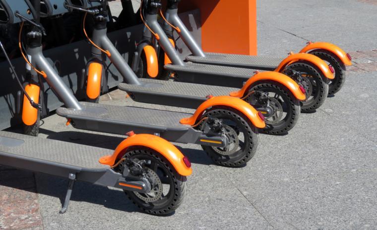 Varios patinetes el&eacute;ctricos aparcados en mitad de la calle