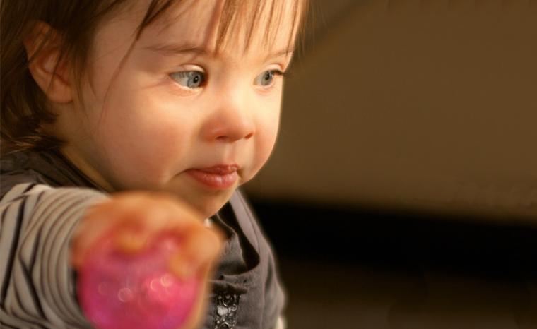 Una ni&ntilde;a juega con una pelota olorosa