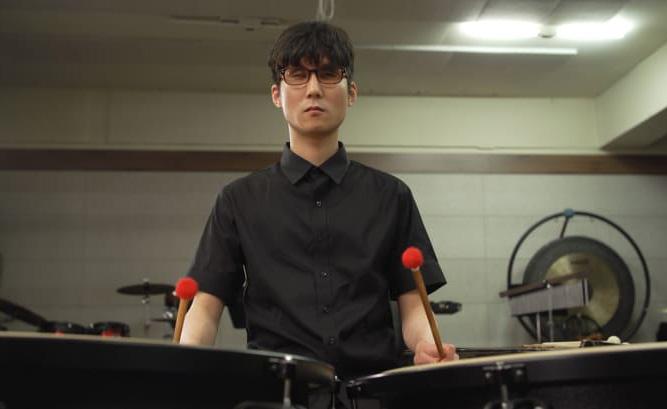 Fotograf&iacute;a de Kyungho Jeon tocando un instrumento