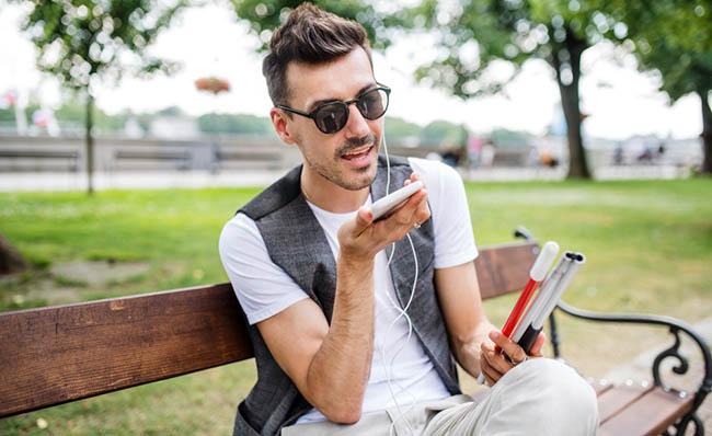 Un joven ciego utiliza su tel&eacute;fono m&oacute;vil