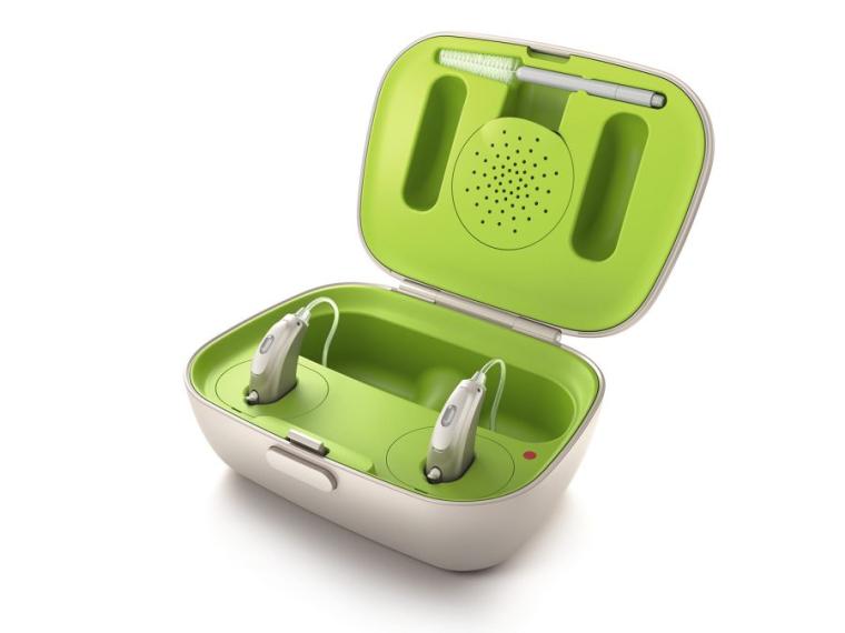 Aud&iacute;fonos Phonak Aud&eacute;o dentro de su estuche de carga