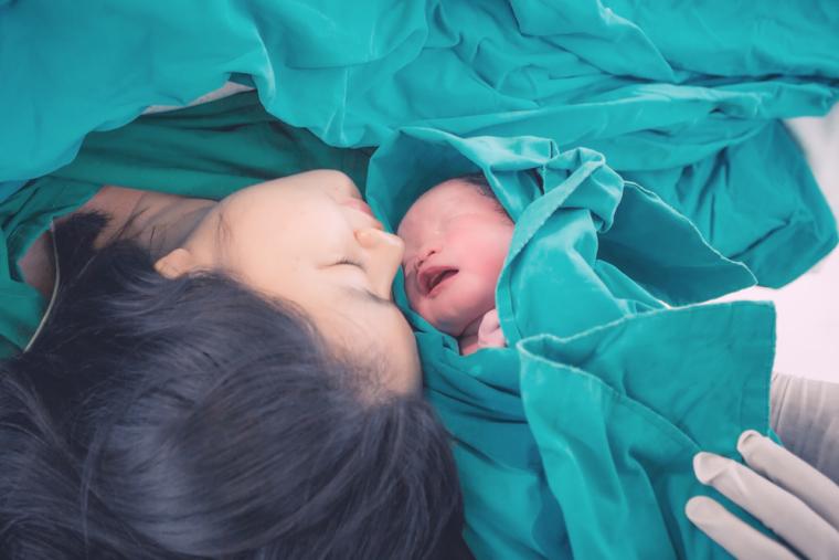 Una madre junto a su beb&eacute; reci&eacute;n nacido en el &aacute;rea de parto