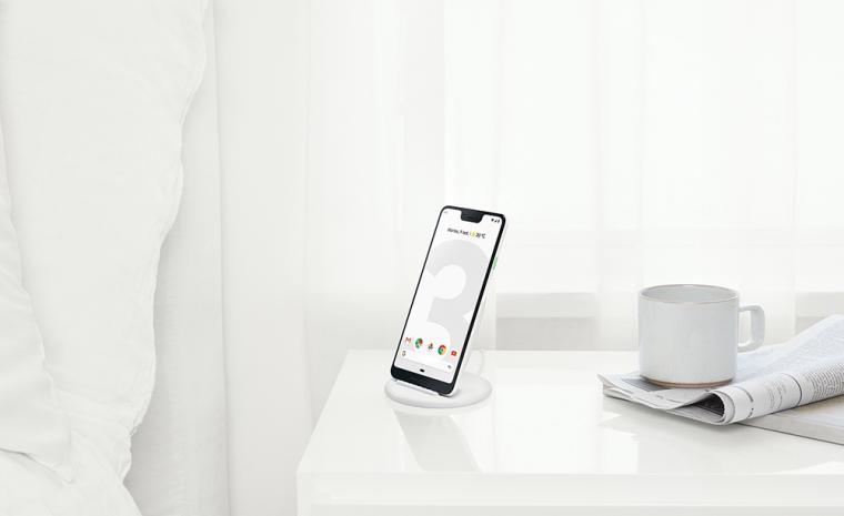 Imagen de un tel&eacute;fono Pixel 3 XL en una mesilla al lado de una cama
