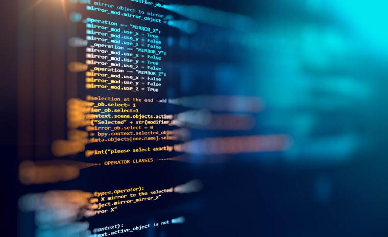 Imagen de una pantalla con c&oacute;digo de programaci&oacute;n desenfocada en los laterales