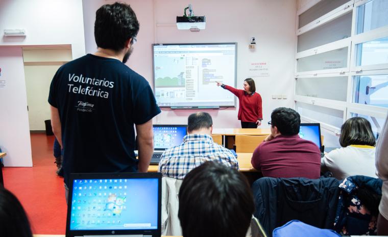 Alumnos y voluntarios en el taller de programaci&oacute;n