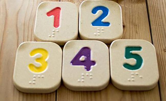 Fotograf&iacute;as de unas piezas de puzle adaptadas con relieve y braille