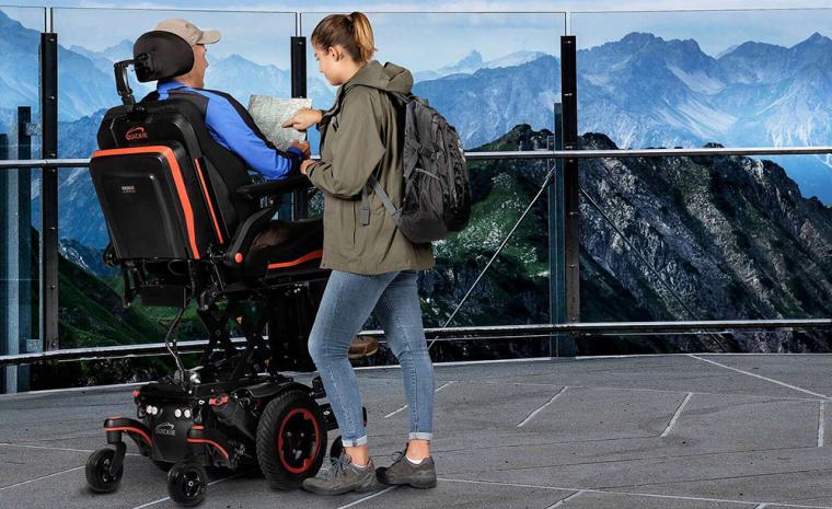 Imagen comercial de una silla Q700 Sedeo Ergo con el asiento elevado