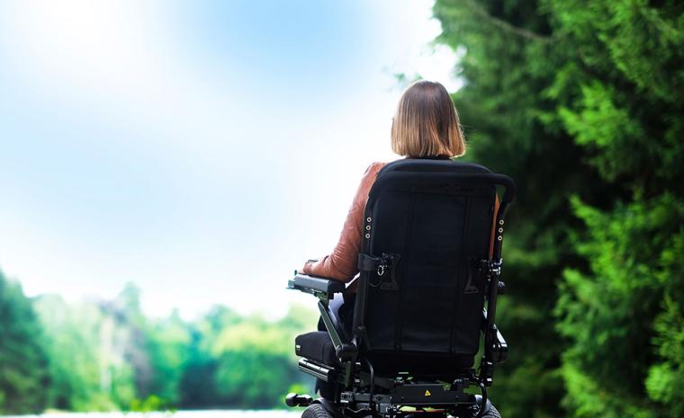 Fotograf&iacute;a de una mujer utilizando una silla Quickie Q400 en un parque