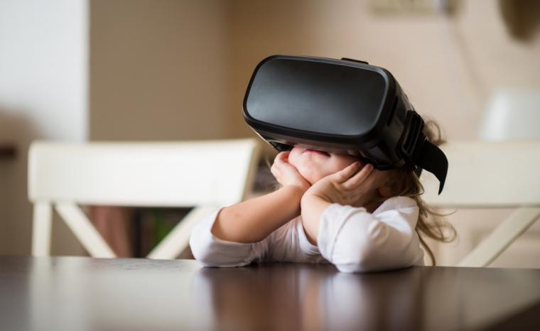Una ni&ntilde;a utiliza gafas de realidad virtual