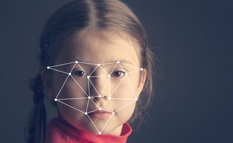 Fotograf&iacute;a de una ni&ntilde;a con una infograf&iacute;a sobre su rostro referida a la tecnolog&iacute;a de reconocimiento facial