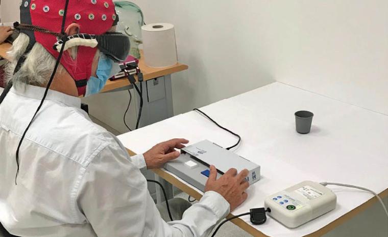 Fotograf&iacute;a del paciente utilizando las gafas para detectar si hay un vaso negro encima de la mesa o no