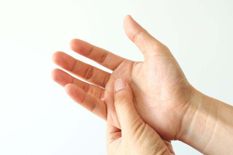 Una persona realiza ejercicios de rehabilitaci&oacute;n en su mano